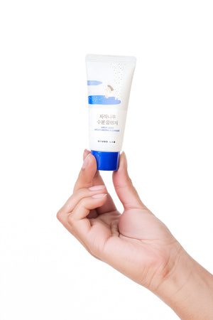 Limpiador facial coreano hidratante Round Lab Birch Juice Moisturizing Cleanser en formato de 30 ml.